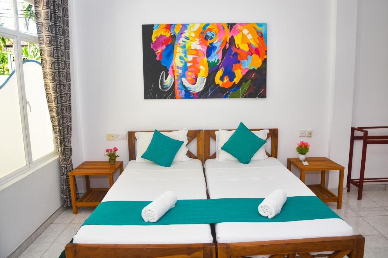 Di Sicuro Tourist Inn Hikkaduwa Exteriör bild